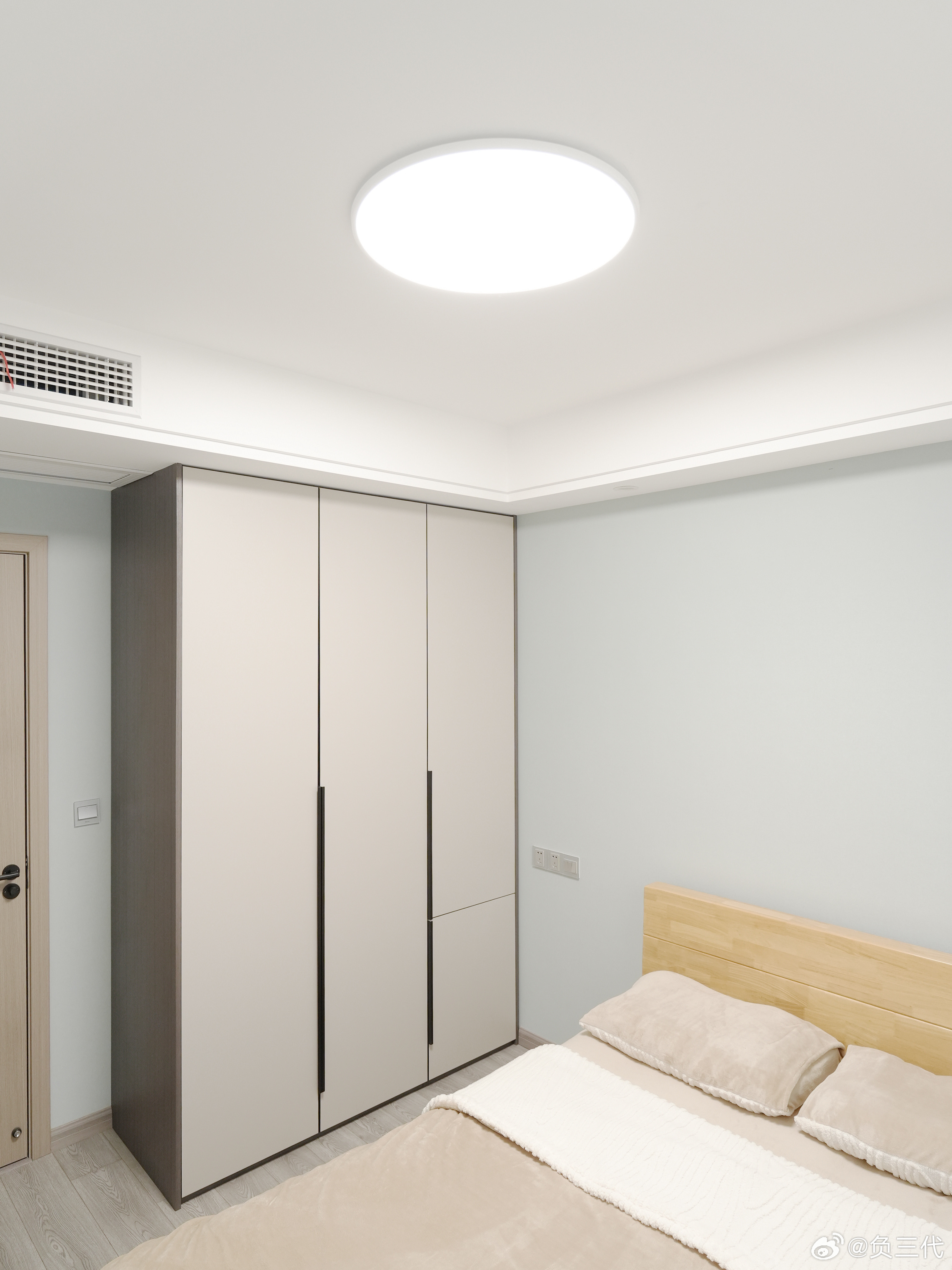 把小卧室的灯换成了米家吸顶灯Pro 超薄系列，从各个角度看都非常薄。师傅装的时候