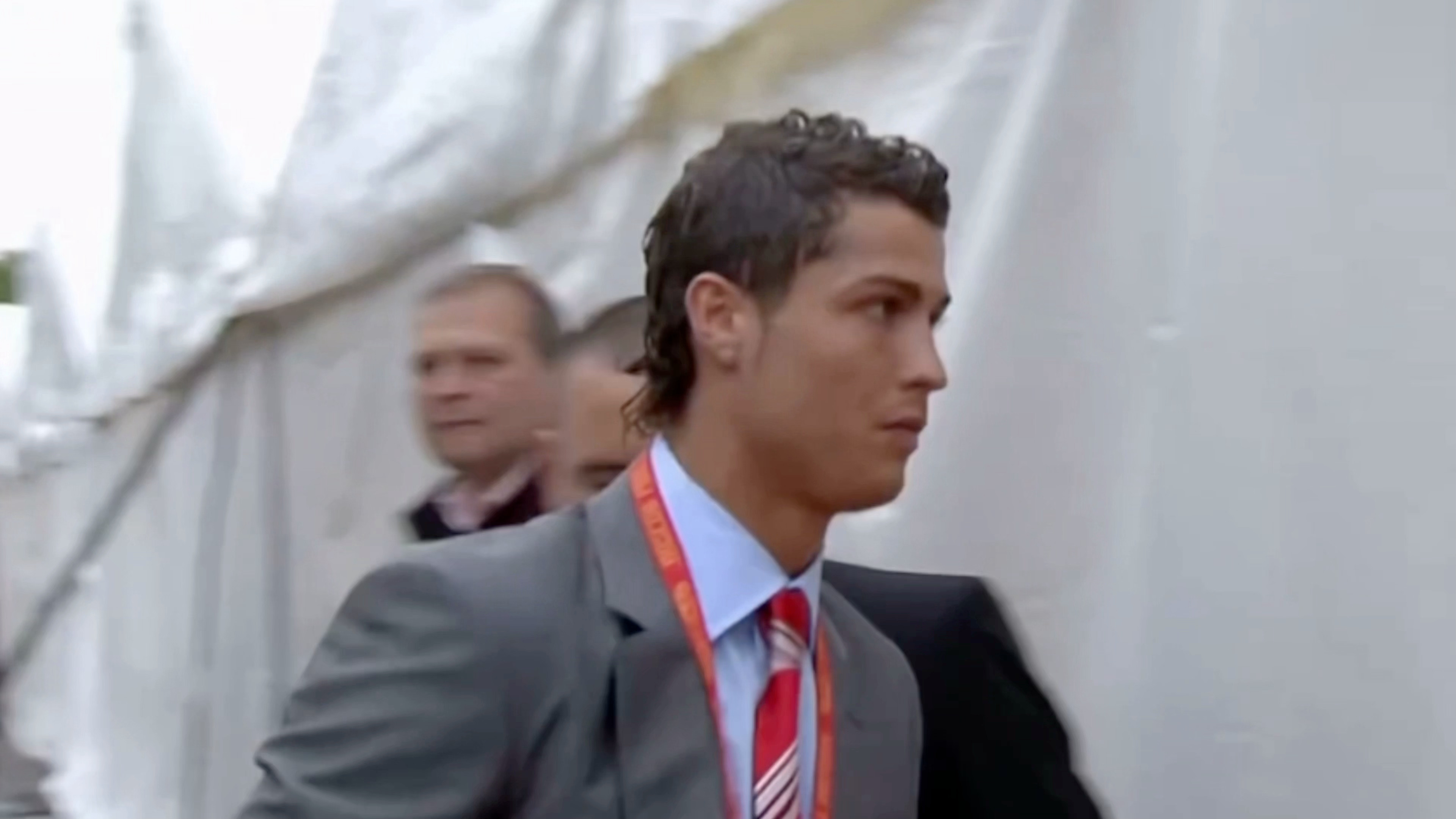 哇趣绝了灰色西装小小罗