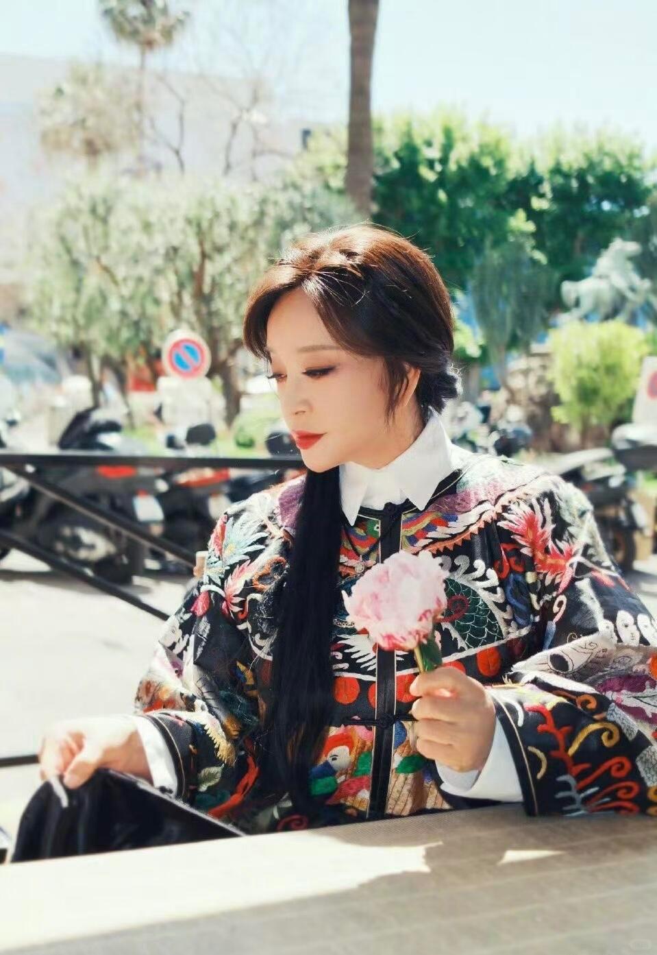 宁静问75岁的刘晓庆录完综艺歇不歇，她倒好，张口就是三部电影、两部话剧巡演，还要