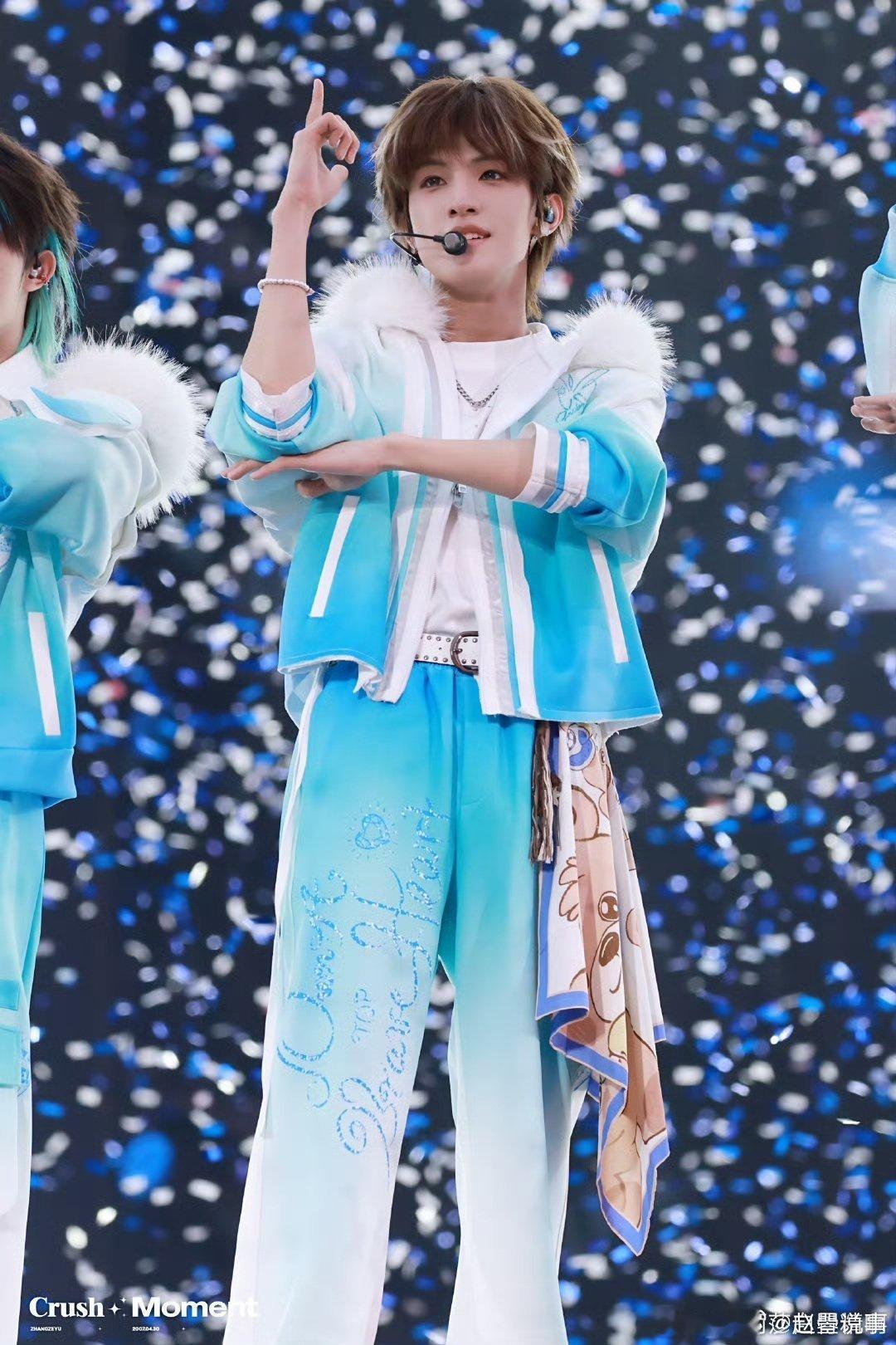 张泽禹超大声的爱笑纳了张泽禹紫色套装的确有韵味 乐队舞台上的发光少年狠狠戳中审美