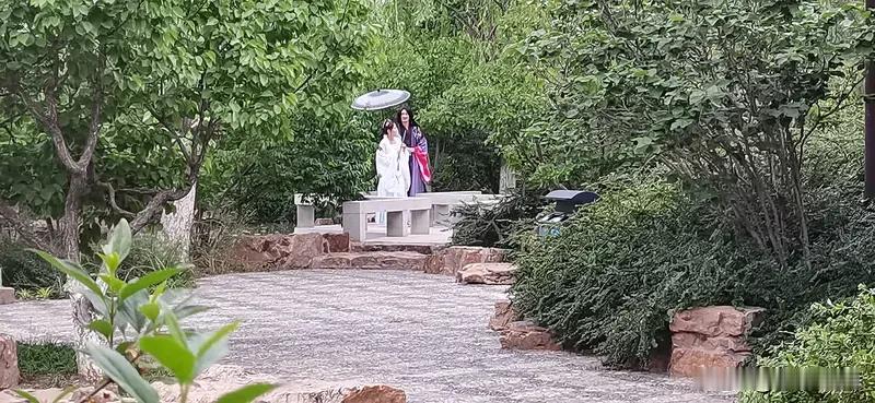 这对联对得妙啊！“天上牛郎配织女”对“人间山伯恋英台”，工整又有韵味。天上有牛郎
