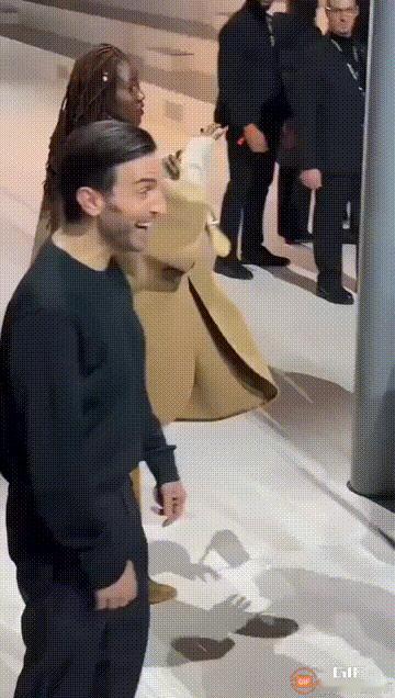 周冬雨外语听力这么好吗？在巴黎时装周上和外国人侃侃而谈，好像她能听懂似的。