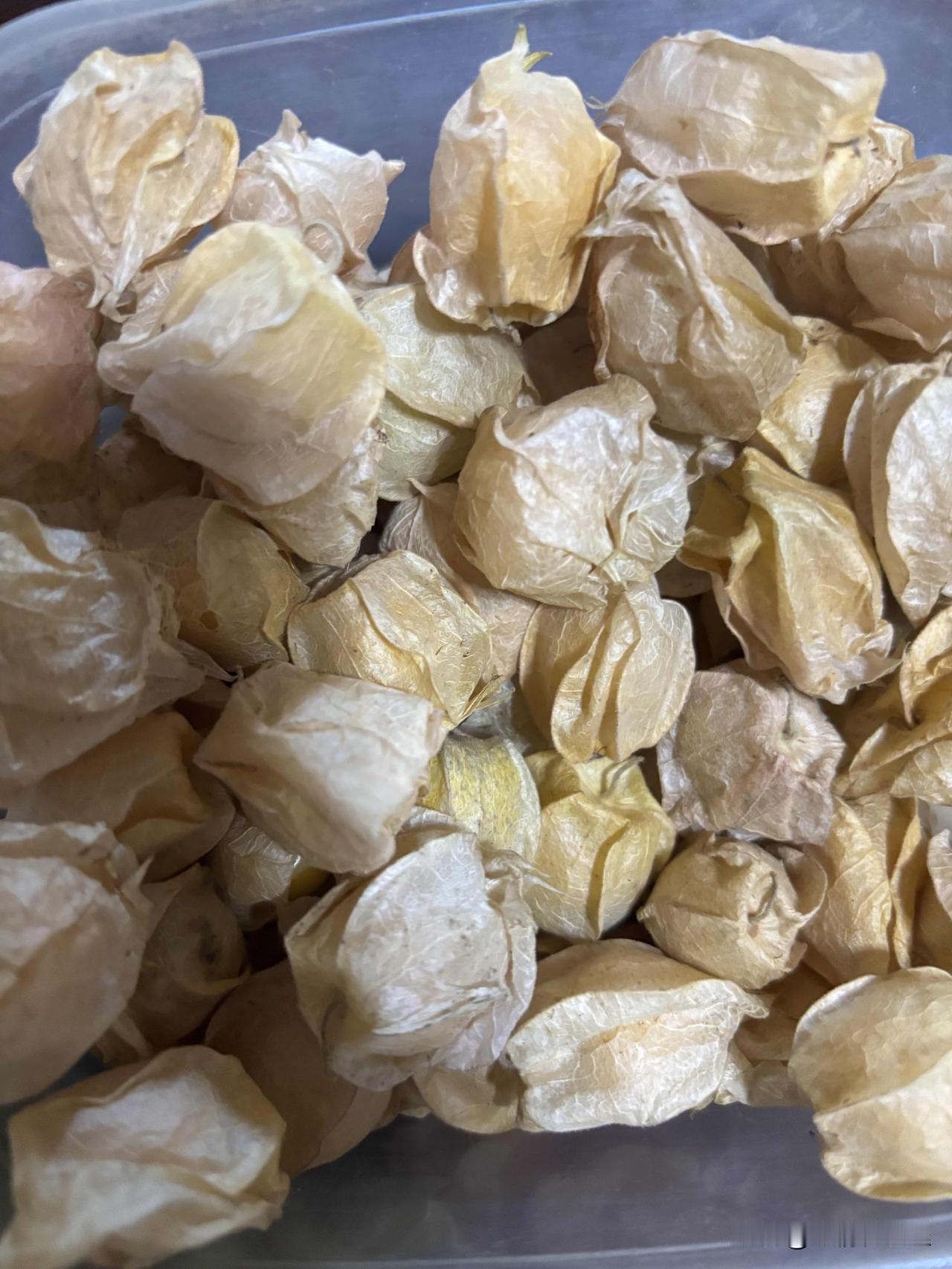 今天去早市，走进去几步远，看到地上摆着的一排菜，其中吸引我的是一小堆毛豆。

我