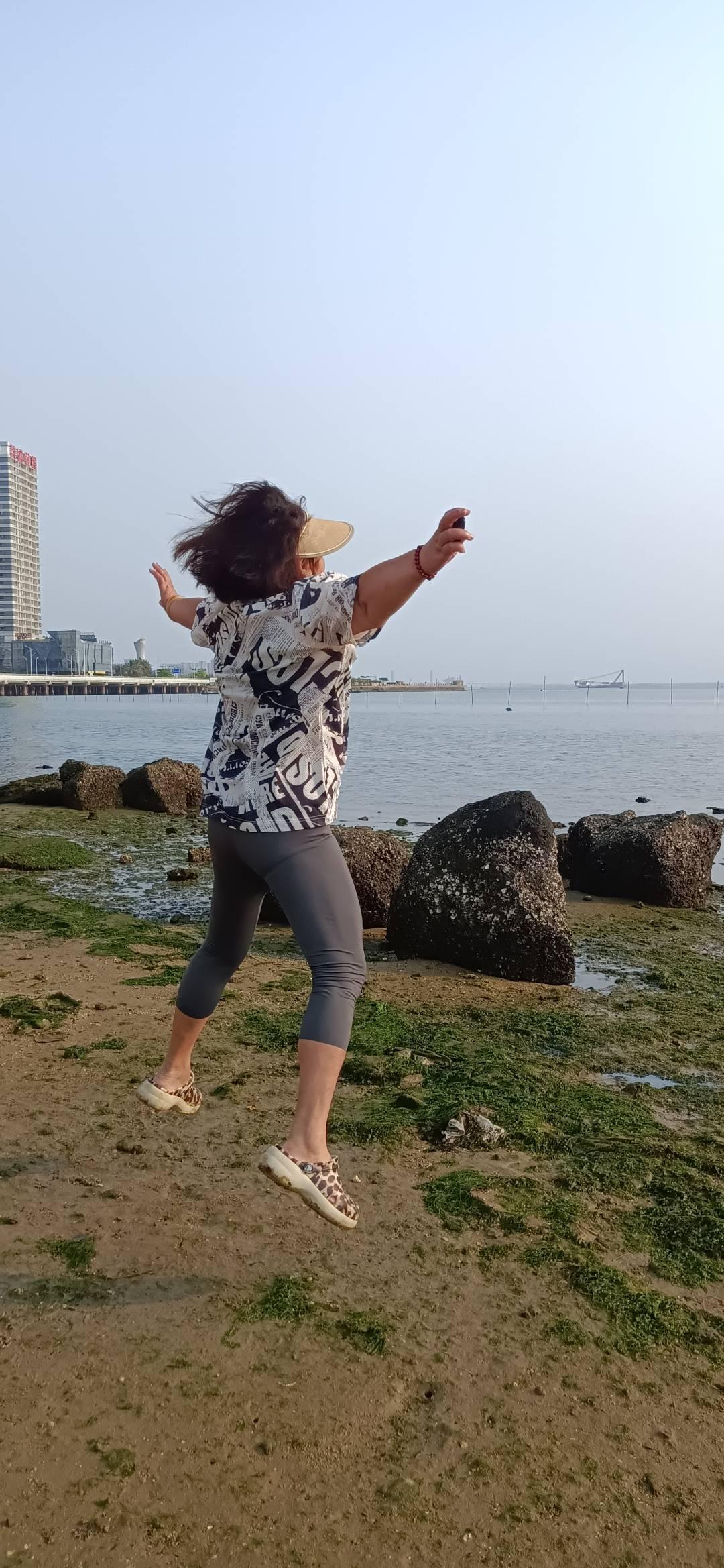 前几天，单位同事给我打电话说:“学院给你发了一个荣誉证书，表彰你为院里做出的贡献