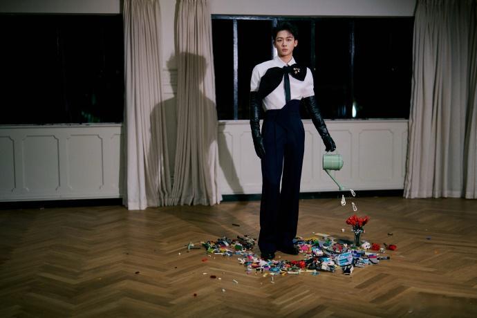 张晚意vogue皮手套张晚意衣服蝴蝶结好大 wow与众不同的造型~ ​​​