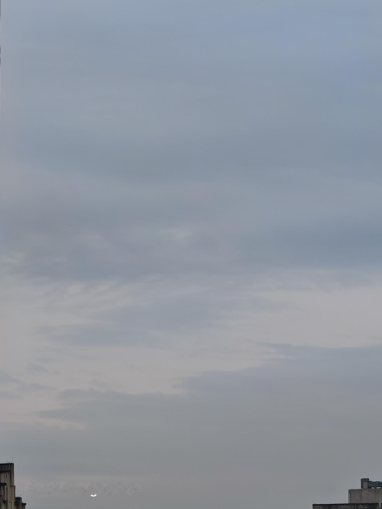 去天空之城打卡，那天气简直绝了，阴云密布还变化无常。刚到的时候，天空像被一块巨大