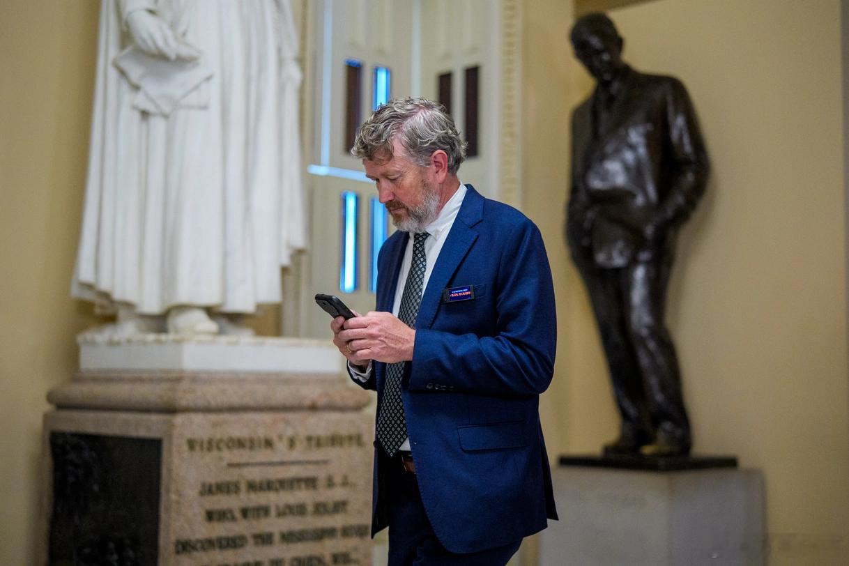 美国众议院以217:215的微弱优势通过了结束政府停摆的协议=====前情：此前