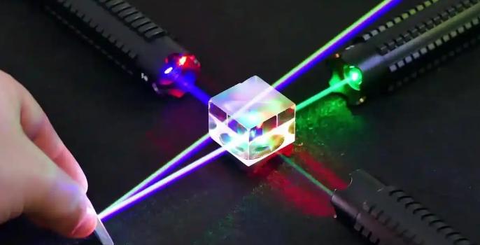 战争直接打醒中国制造业！过去贱卖的国产光纤彻底爆发，核心产品狂涨 650%，海外