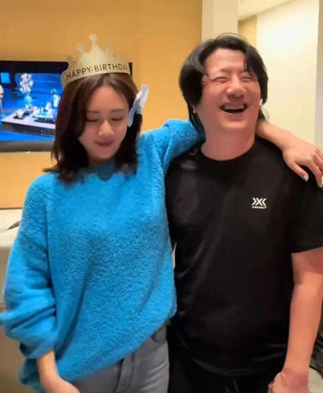刘芸生日和郑钧现场撒糖了，黄圣依带儿子安麟到场，安麟长得像哥哥 