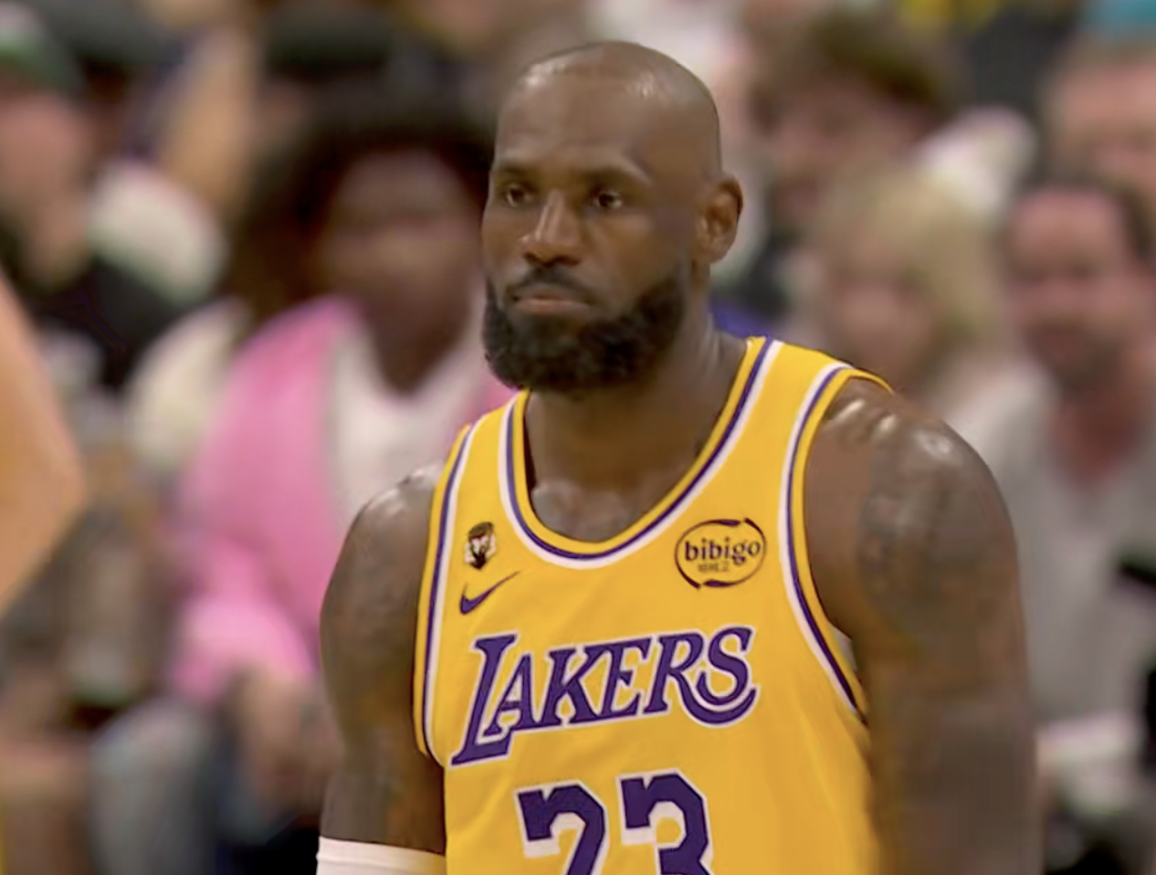 今天的詹姆斯：11投7中 三分球2中0 罚球2中216分5篮板8助攻3抢断1盖帽