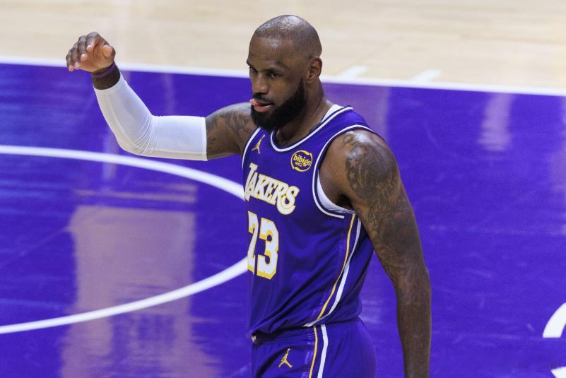 今日，湖人球星詹姆斯旗下的篮球播客《球场大脑》播出最新一期，本期主持人纳什回归。