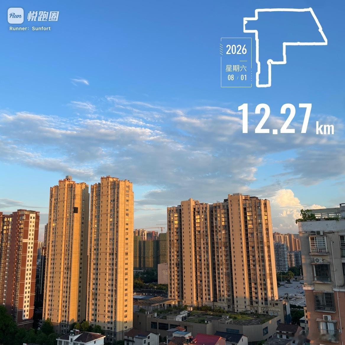 跑步 跑步一小时。04:18开跑，27°C，体感28°C，相对湿度81％。热热的