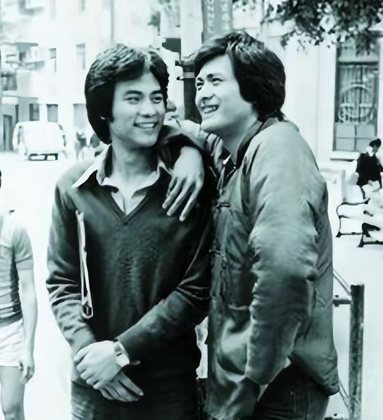 70年代，周润发和任达华在街头的一张合影。两人同为无线艺员训练班同期学员，年轻时
