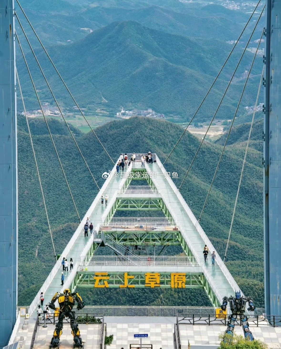 343斤网红玻璃桥跳舞被催促赶紧走公共通道不是你的专属舞台，343斤的体重在悬空