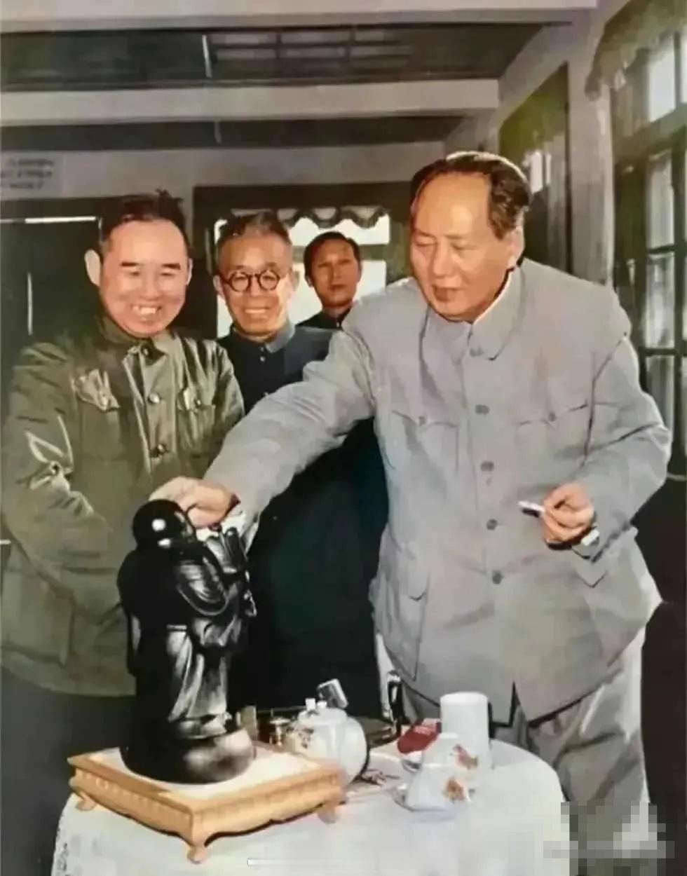 主席一只手捏着香烟，另一只手摸着佛像，妙语连珠地说：“佛兄啊，你头大、肚子也大，