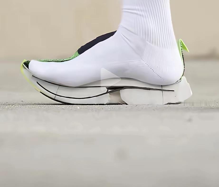 有个奇怪的现象，中学校园里的碳板跑鞋，早已遍地开花了，五颜六色，成了教室里的时尚