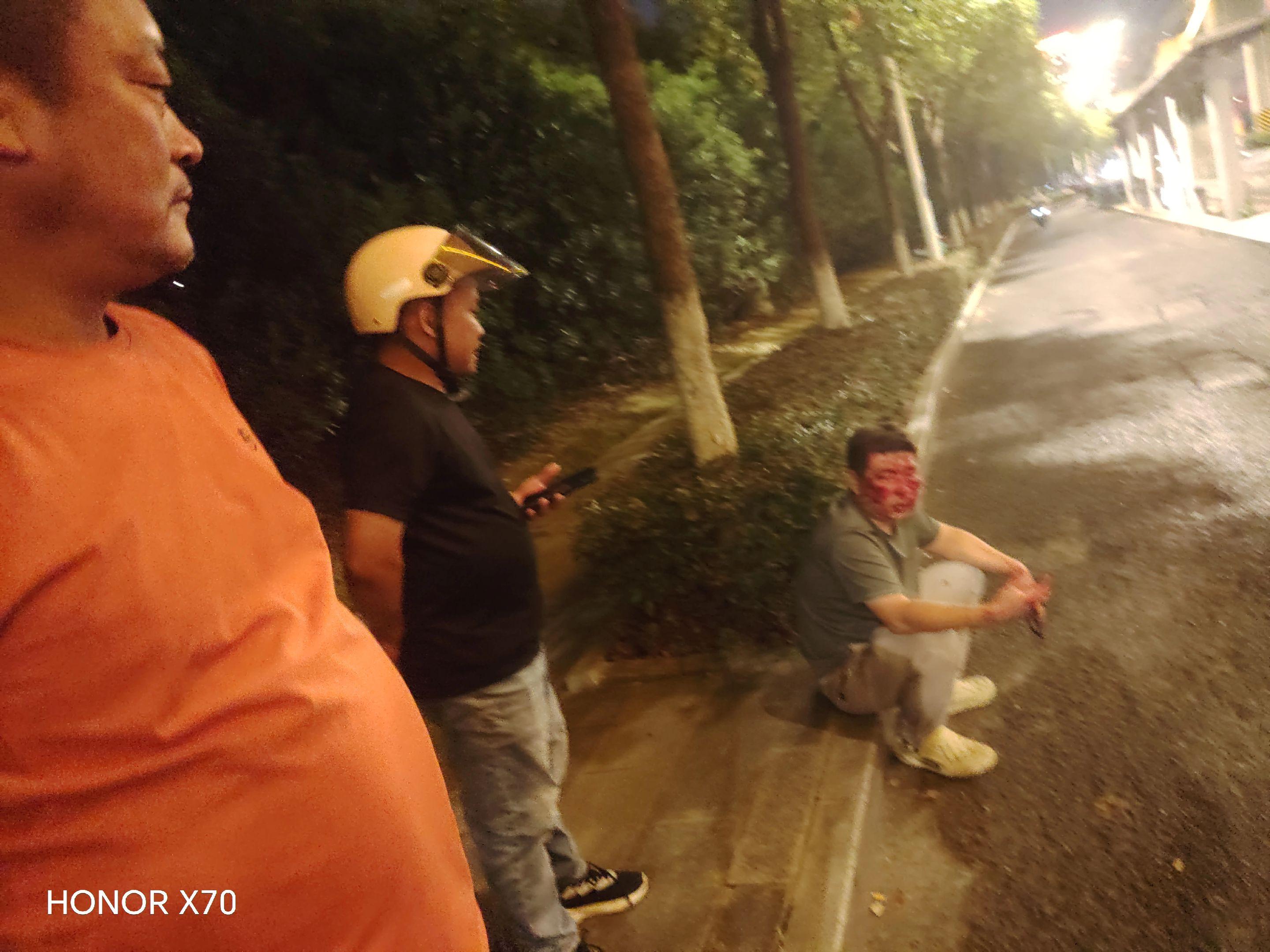 行车安全 生命第一。救人纪实   下班途中，偶遇一名骑电动车摔倒的年轻...