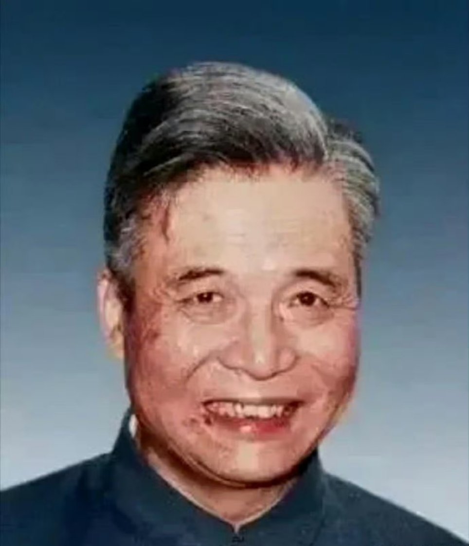 1986年，邓稼先临终前来到天安门广场，看着车水马龙来来往往，他转头问妻子：“3