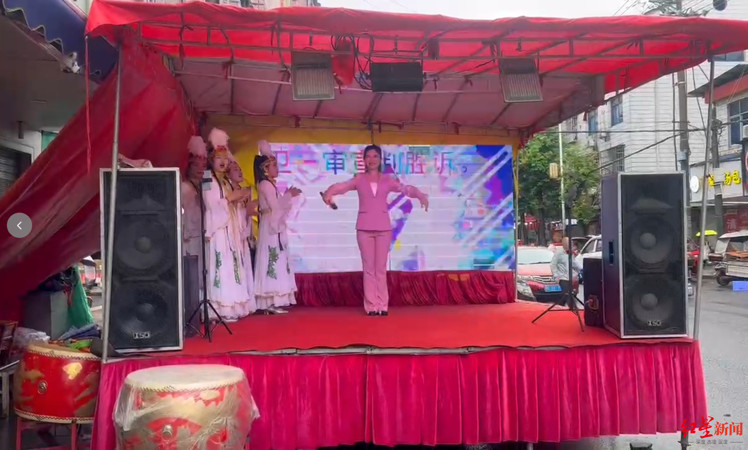 19岁店主帮熟客兑换5万现金反成被告,胜诉后花6万多搞演出证明清白