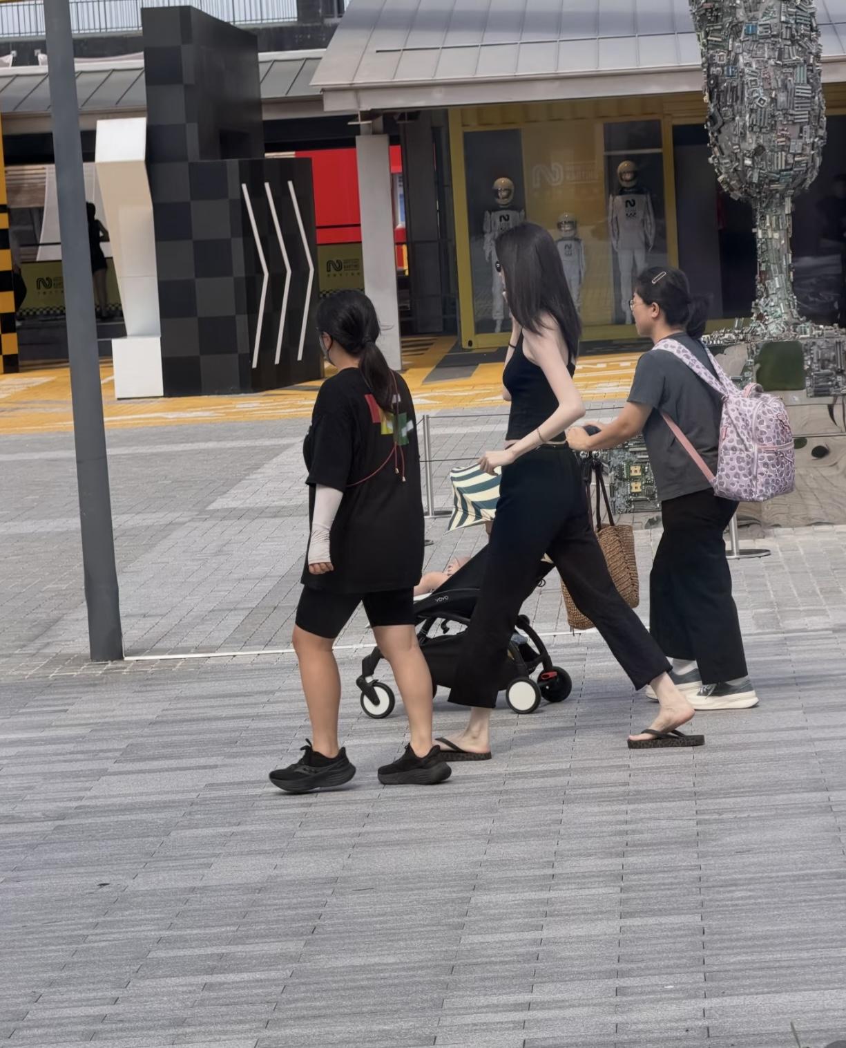 何穗带娃阿那亚度假，母子俩都白到发光。何穗带儿子去阿那亚度假，儿子遗传...