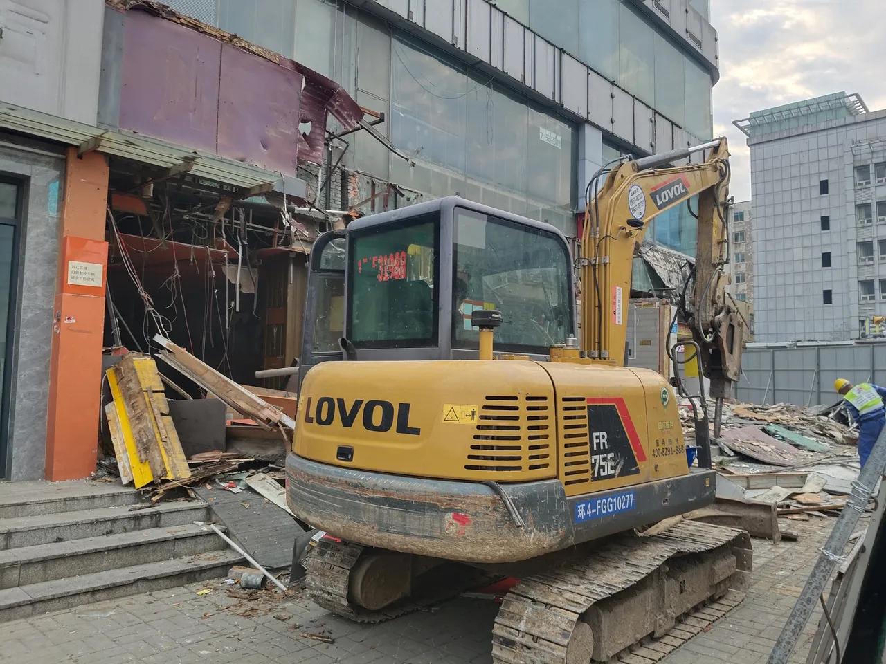 济南火车站南广场拆迁推进迅速，现在已经有挖机开始哒哒哒了。


一直不肯搬的新天