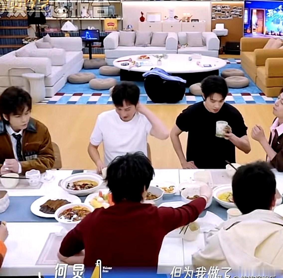何炅问李维嘉：“你还在我身边吗？” 李维嘉没说话，两人抱着哭了十多秒。 32年前