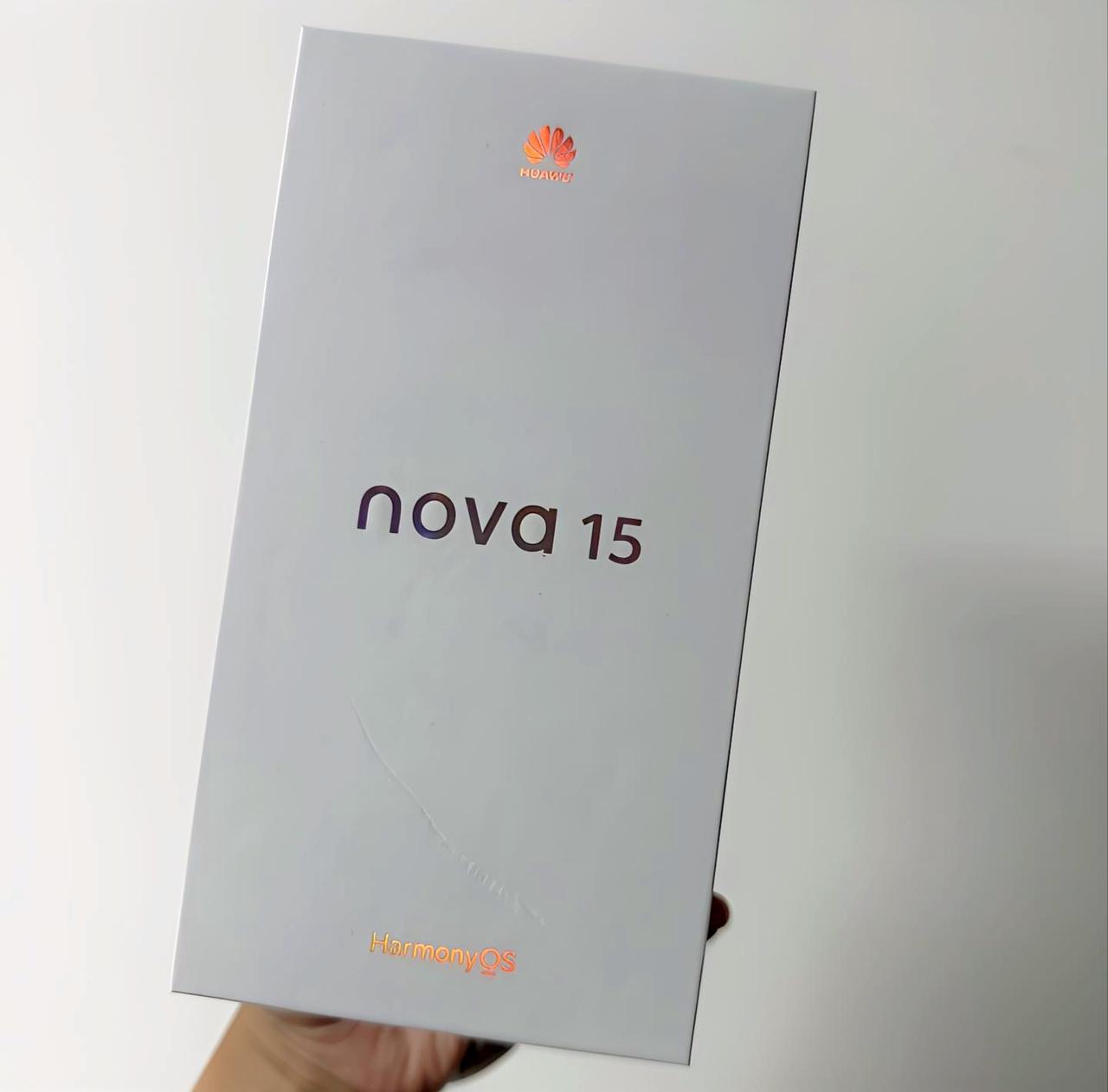 nova15作为华为的中端手机，如今价格已经降到了1800元左右，相比较2699