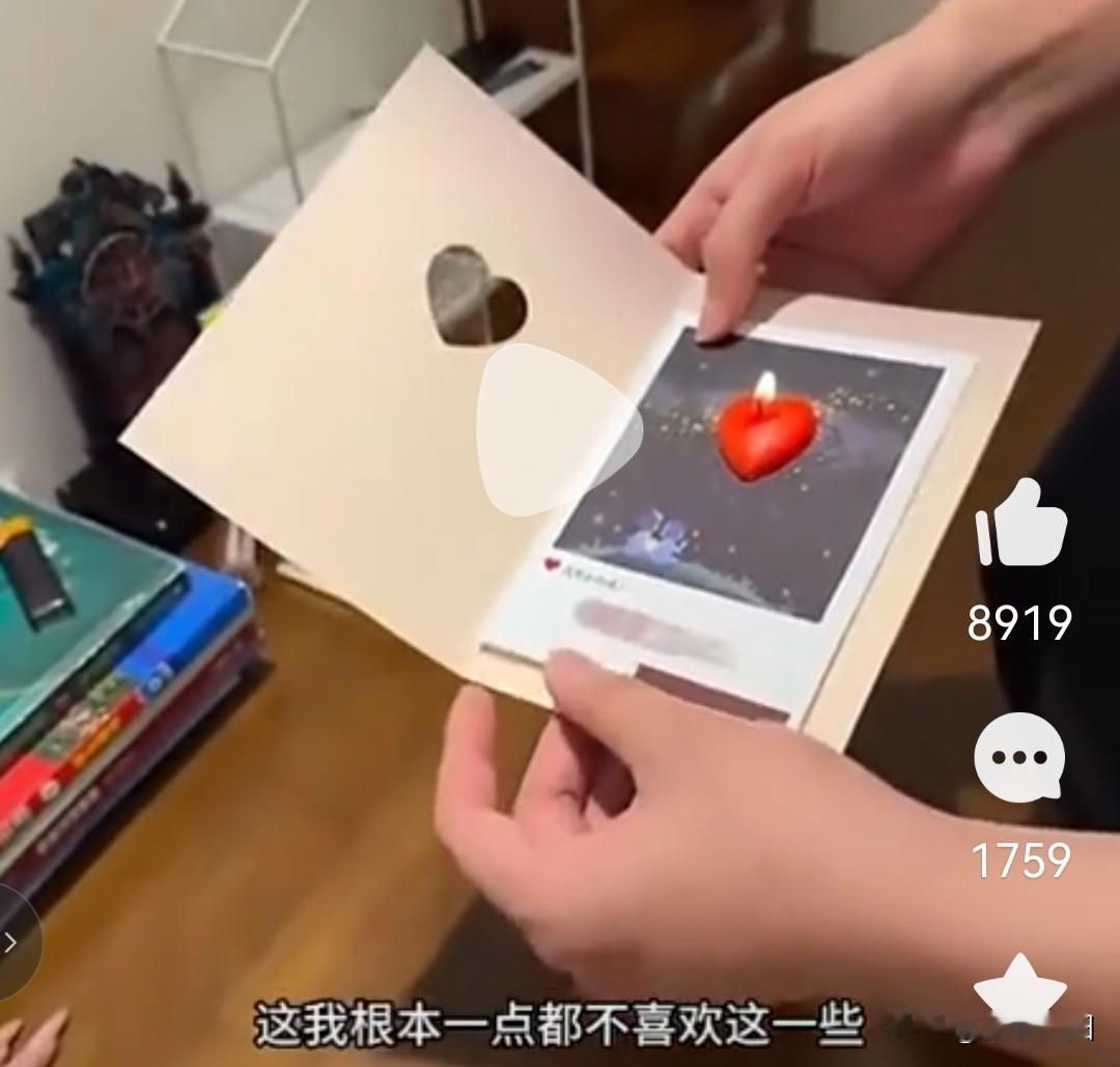 女子还没看到惊喜
提前就结束了男子的求婚
一男子备好钻戒准备向女友求婚，想给她一
