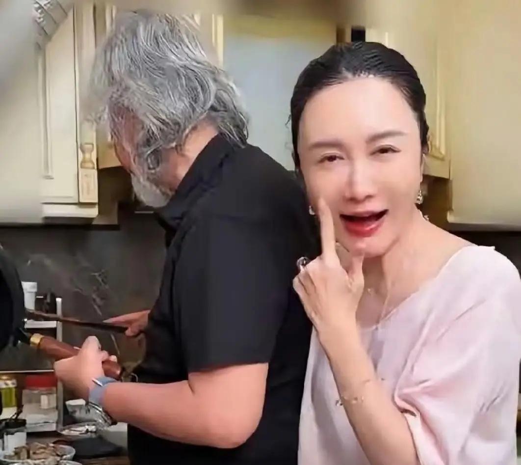 近日，张纪中妻子杜星霖在直播中直面网络上的外貌争议，大方表达了对自身颜值的看法。