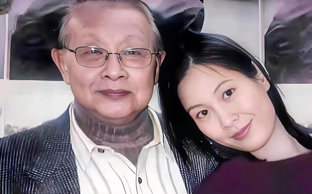 90年代初，歌手刘若英和祖父刘咏尧的珍贵合影，照片中刘若英靠在祖父刘咏尧肩头，刘