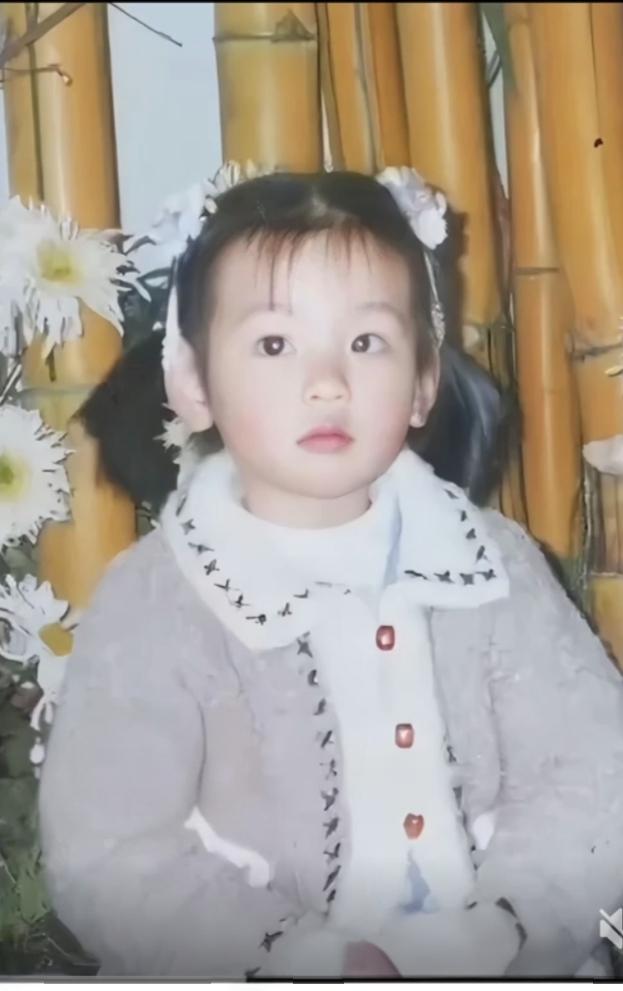 陈都灵从小就是一个漂亮女孩，长大后变得更加漂亮了，不说的话真没人猜的出那是她小时