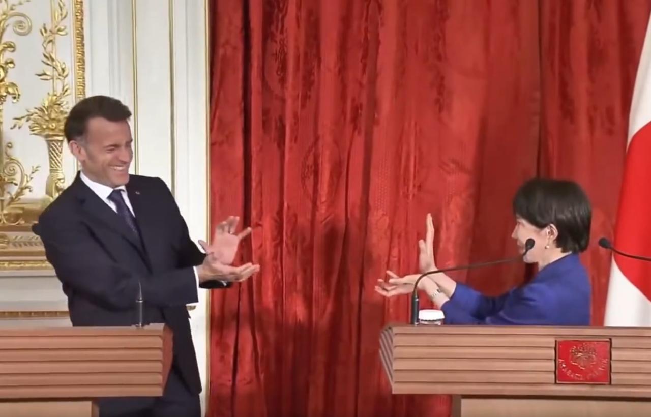 大庭广众之下这么做真是无法理解！她大概是觉得自己很可爱吧

4 月1号记者会，高