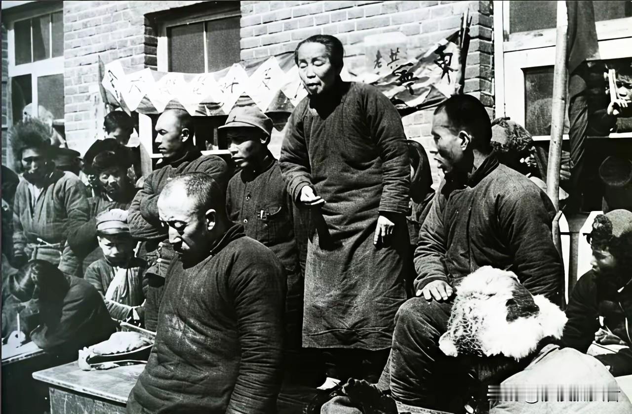 1950年，甘肃土改时，一名压榨百姓的地主被清算。临刑前，他突然挣脱身边人，拼命
