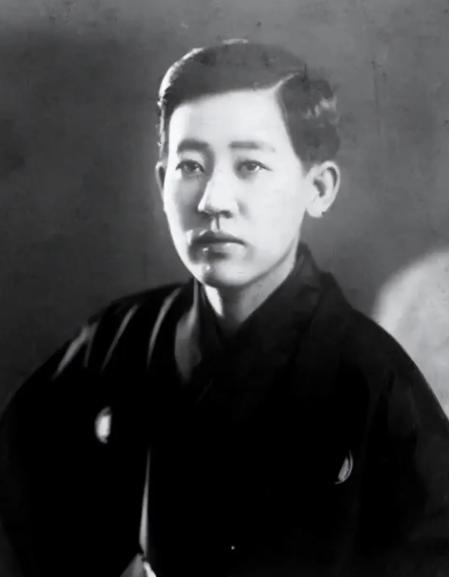 1948年，一具身穿囚服、头发散乱的女性尸首被扔到了监狱门口。闻讯赶到的记者被拦