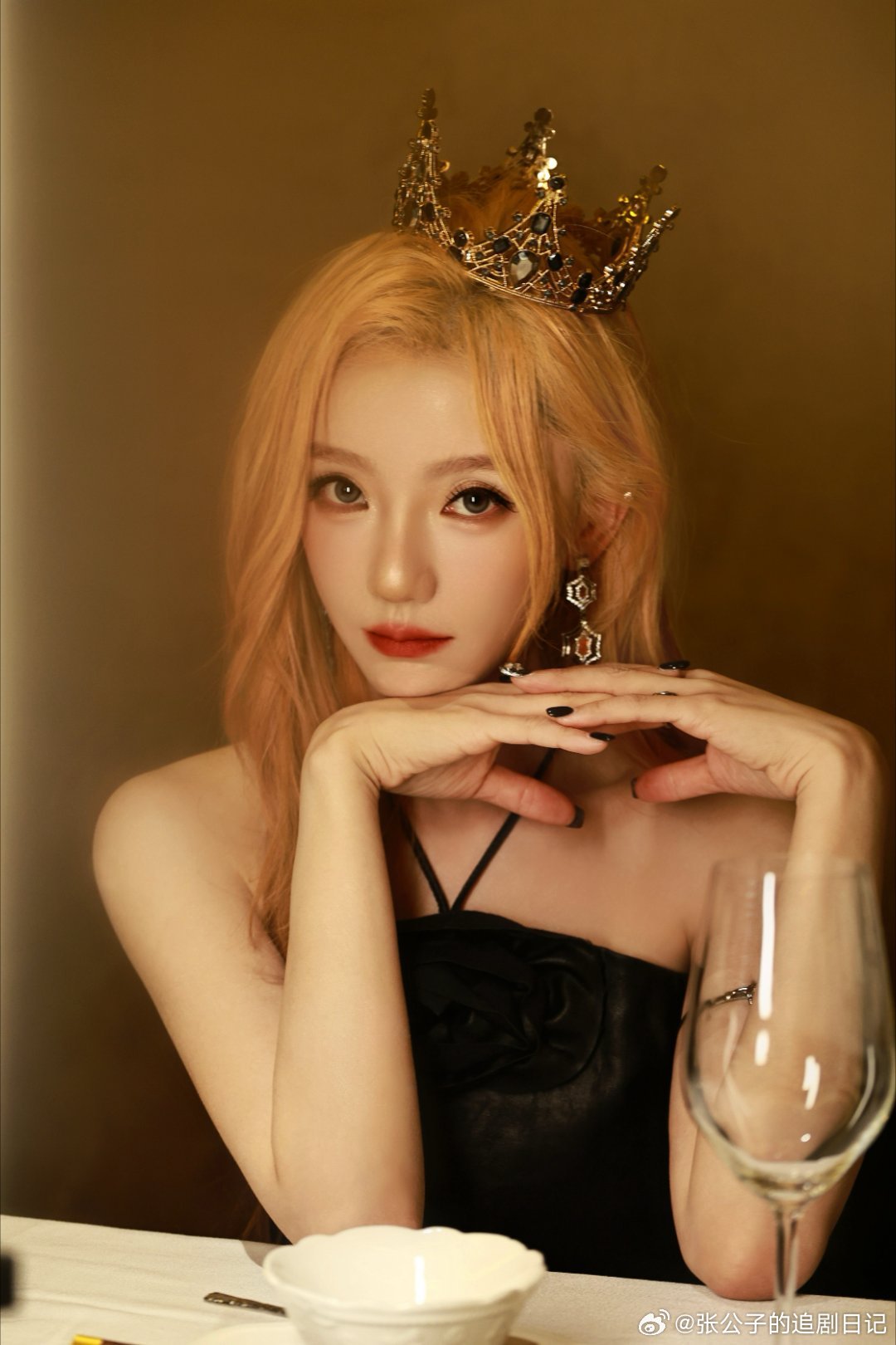 肖燕金发反差感肖燕金发反差感绝了！软妹变酷姐，精致五官配亮眼发色，氛围感拉满，越