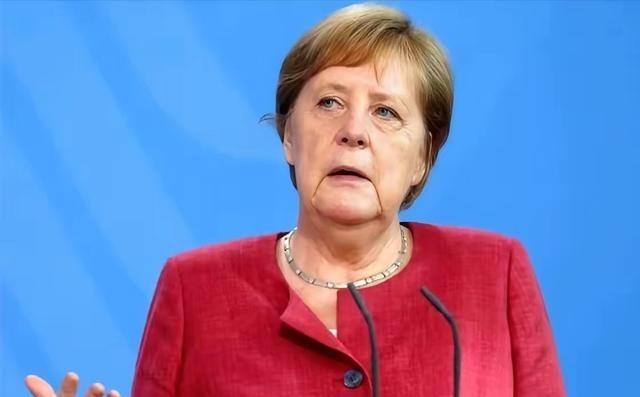 退休几年的默克尔，突然露面了。一开口，就给整个欧洲划了三条线。第一，不许主动和美