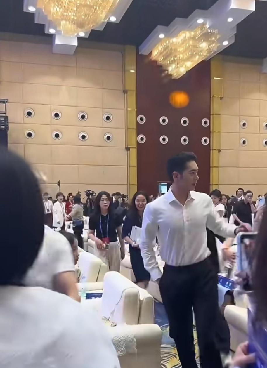 这个男人是谁啊？太帅了吧！高大帅气，太有型了吧！