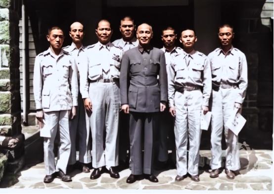 1949年，被解放军俘虏的6名国民党空军夺机叛逃，并掳走3名解放军，当他们驾机抵