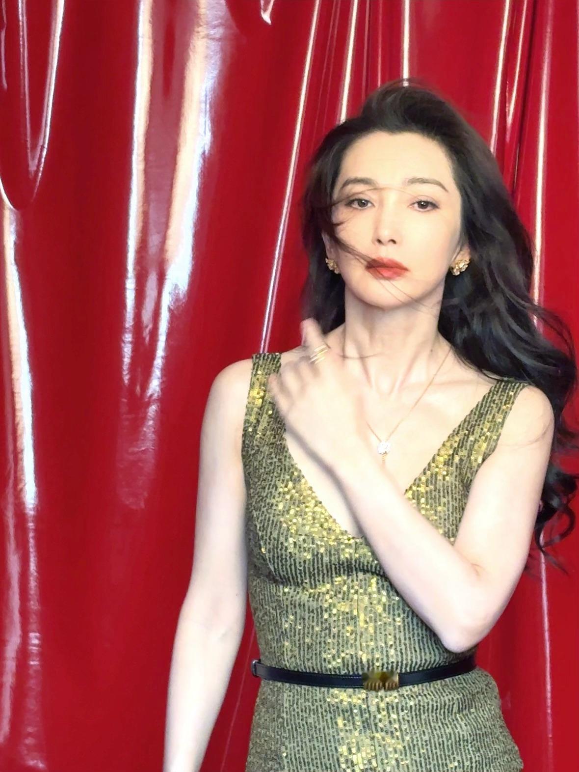 李冰冰生图vs精修图 生图直出即神颜！李冰冰这状态简直“开挂”了吧～镜头怼脸也丝