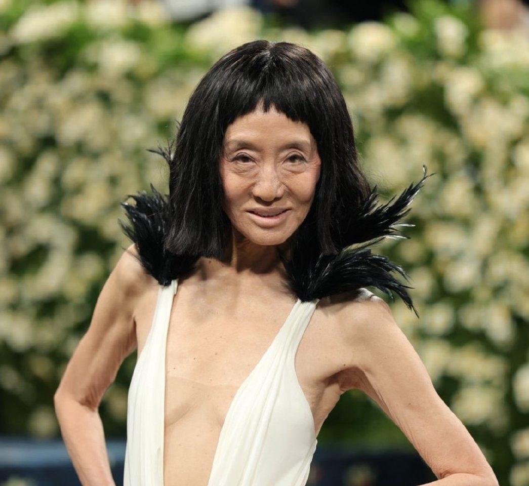 75岁美籍华人著名设计师王薇薇在metgala红毯上的照片引发美国网友热议。大家