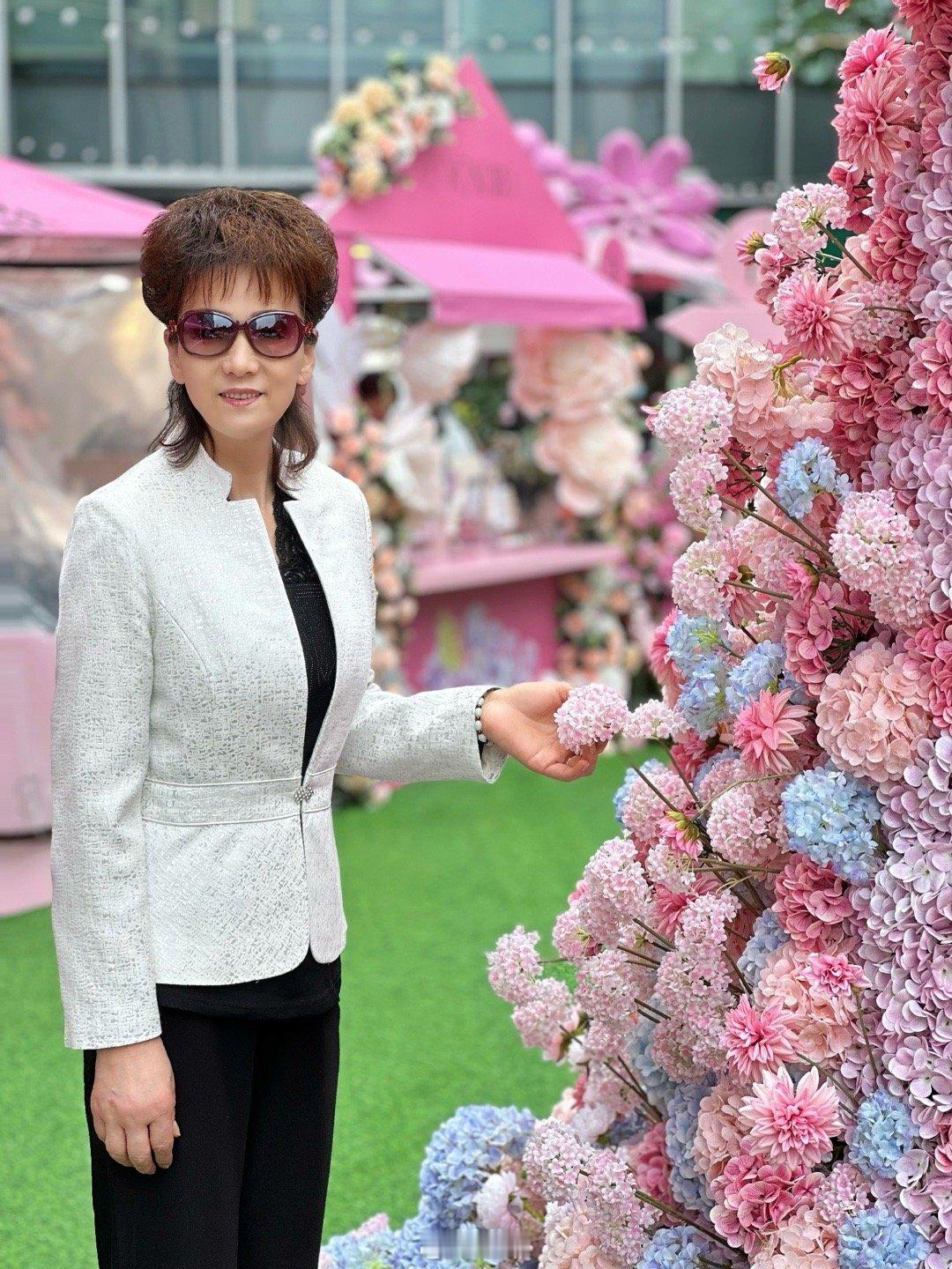 让妈妈去我日常的爱去的地方，在环境美美的餐厅一起早午餐，让她感受我们日常所遇见的