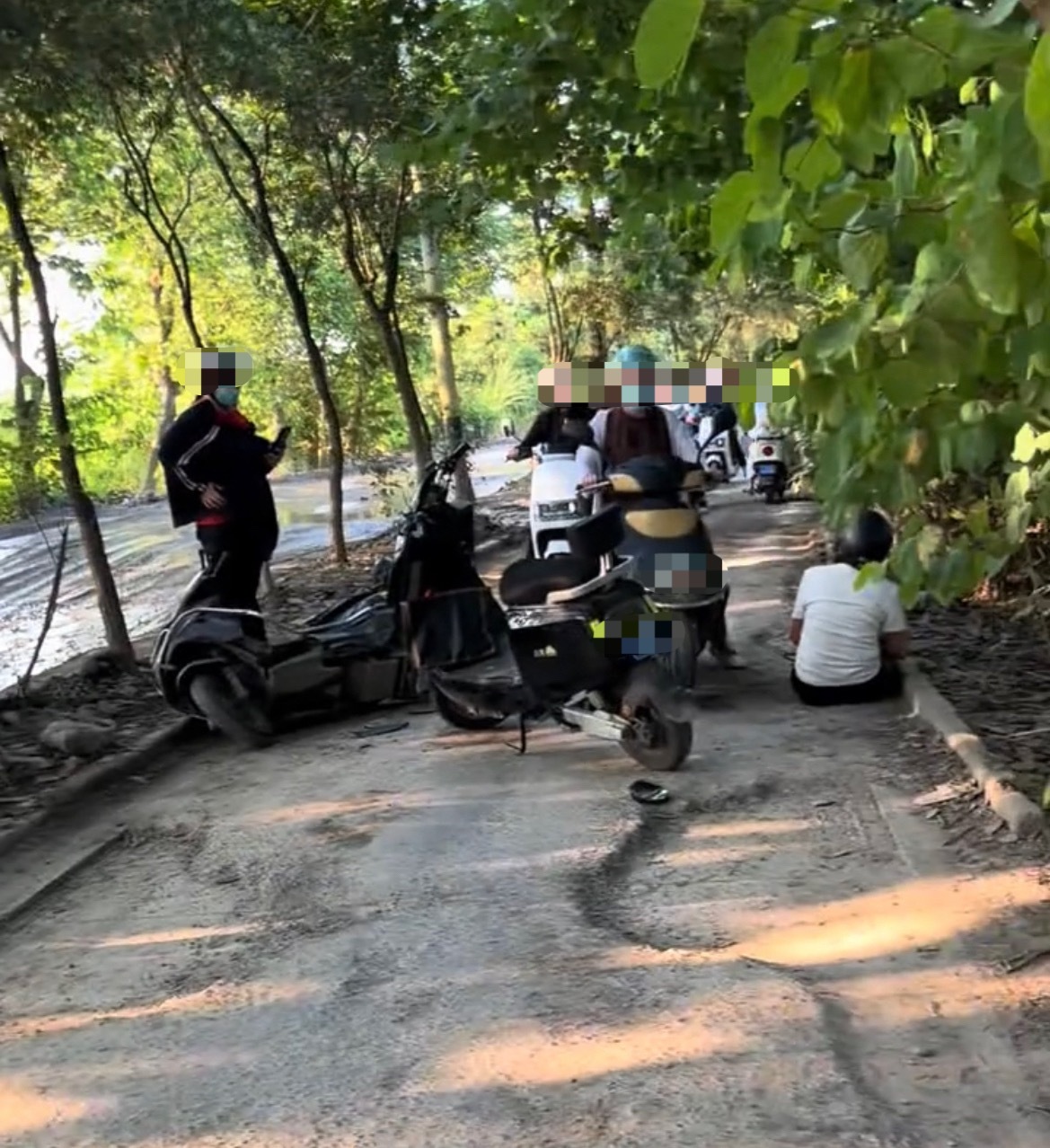 9月11日，网友反映：玉林一破烂道路电车摔倒女子坐地上，这样的路都骑飞车吗？还是