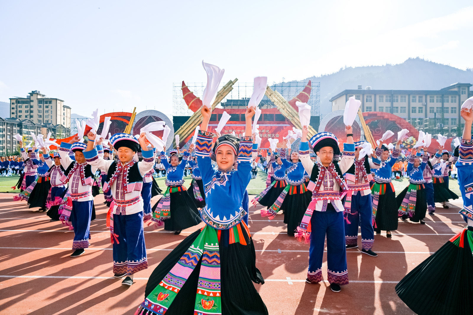 【屏边苗族自治县举行成立60周年庆祝大会】庆祝大会文艺演出分为《绿水青山》《石榴