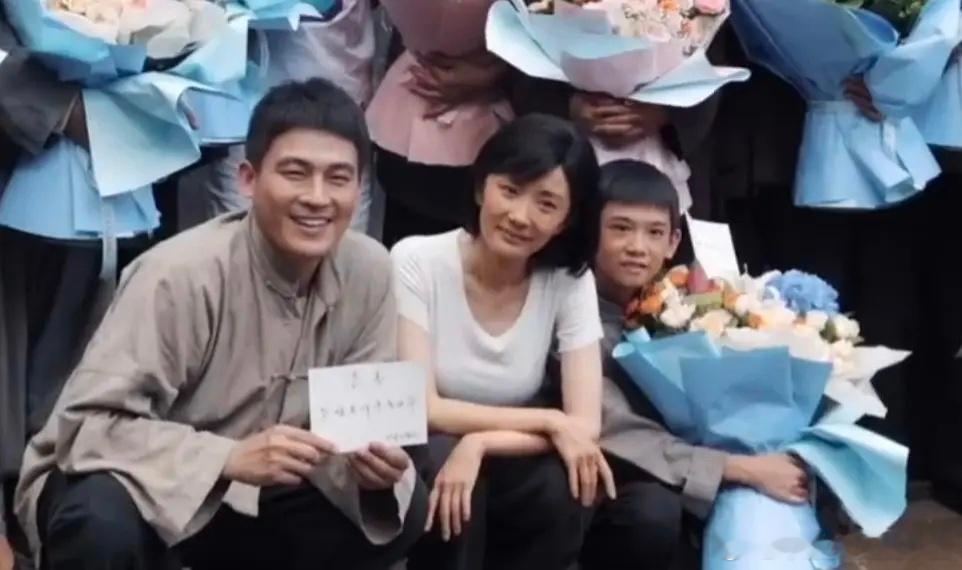 杨幂生万物杀青路透，没什么可说的祝她成功吧 ​​​