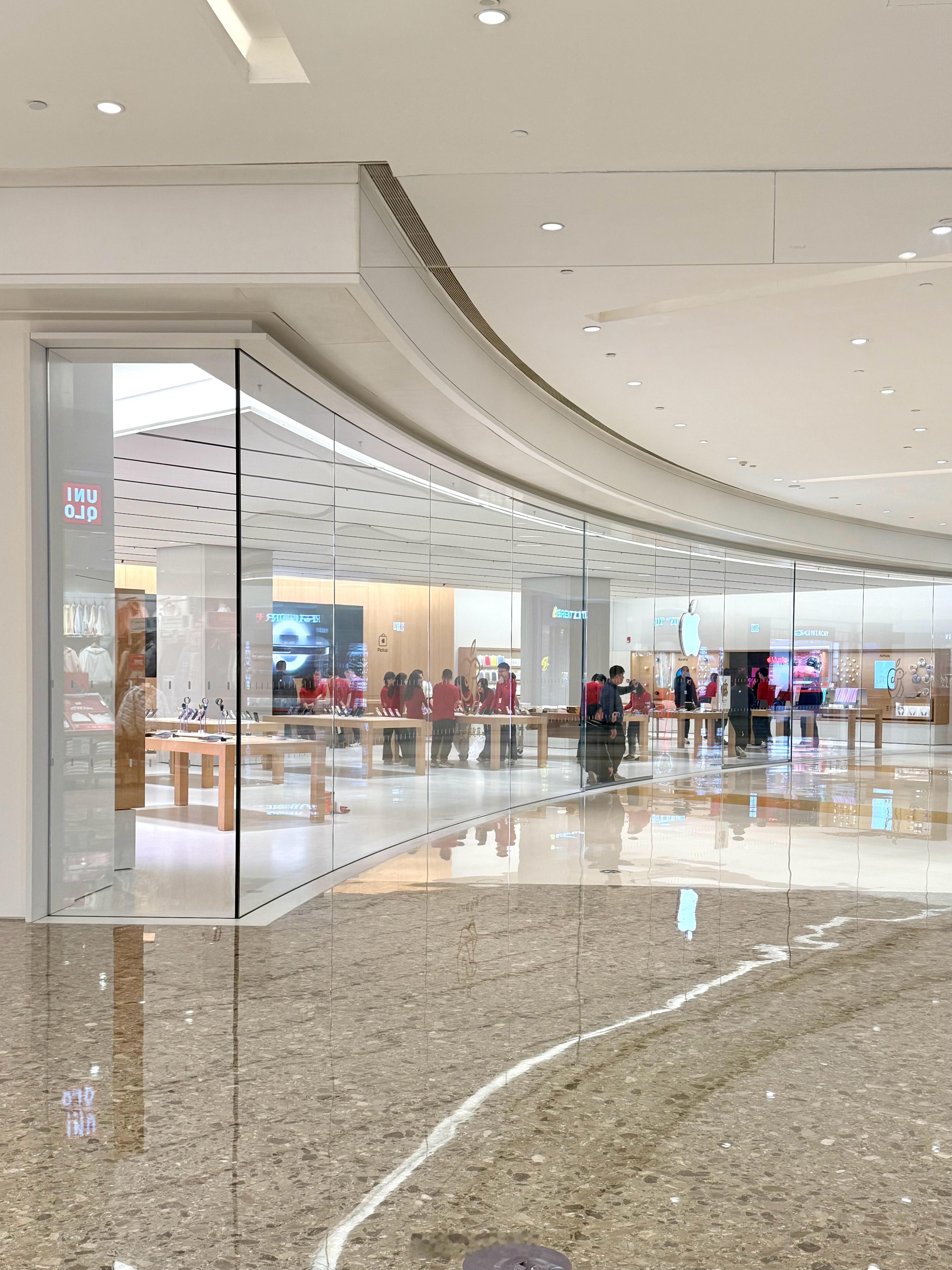 Apple Store 合肥万象城店揭开围挡。1 月 18 日上午 10:00 