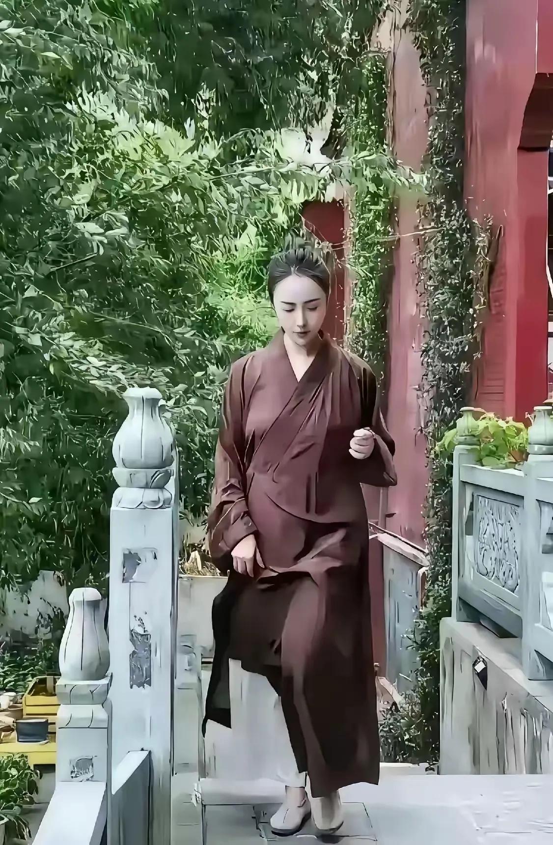 长得这么漂亮，为什么出家呢？只是思想上、身体上受了多大的刺激，才做了这样的决定？