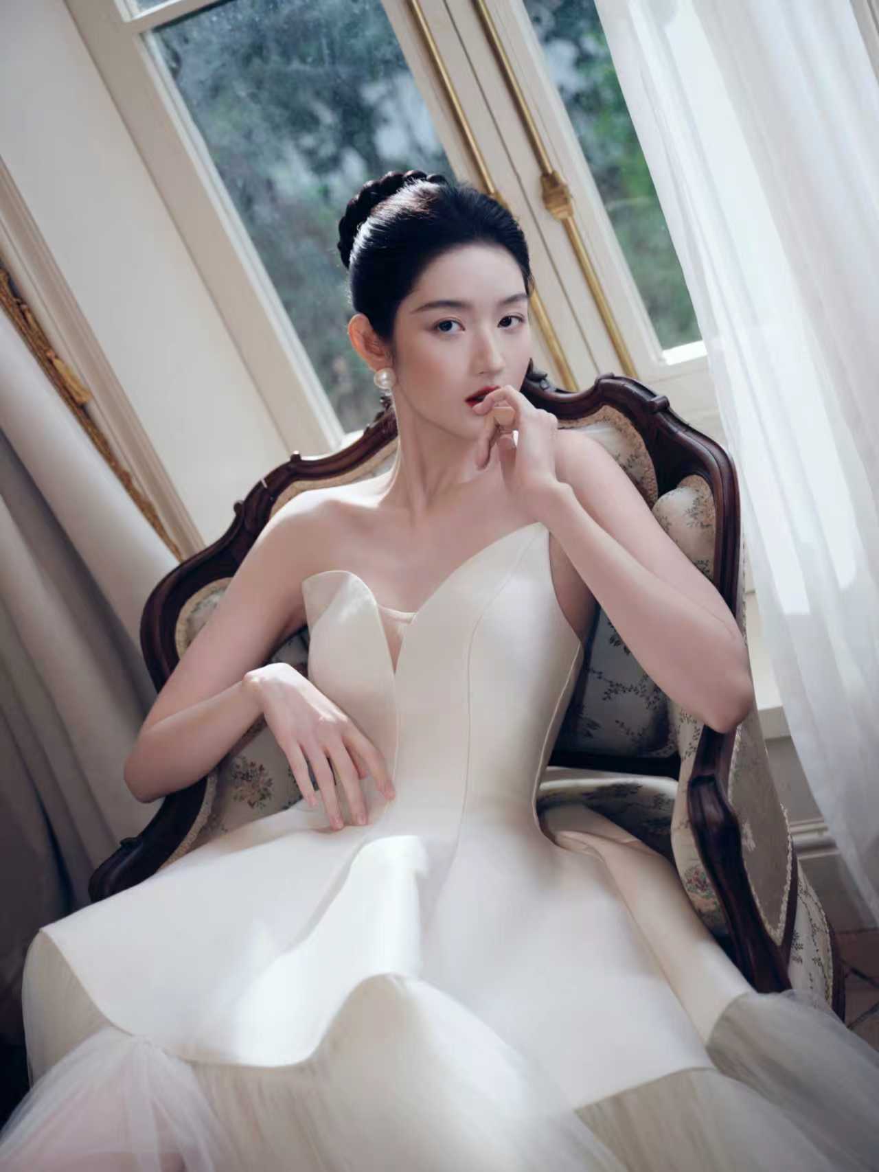 王玉雯还没化妆但图已经发了 王玉雯：虽然还没化妆，但是图已经发了咱就说诡秘你也太