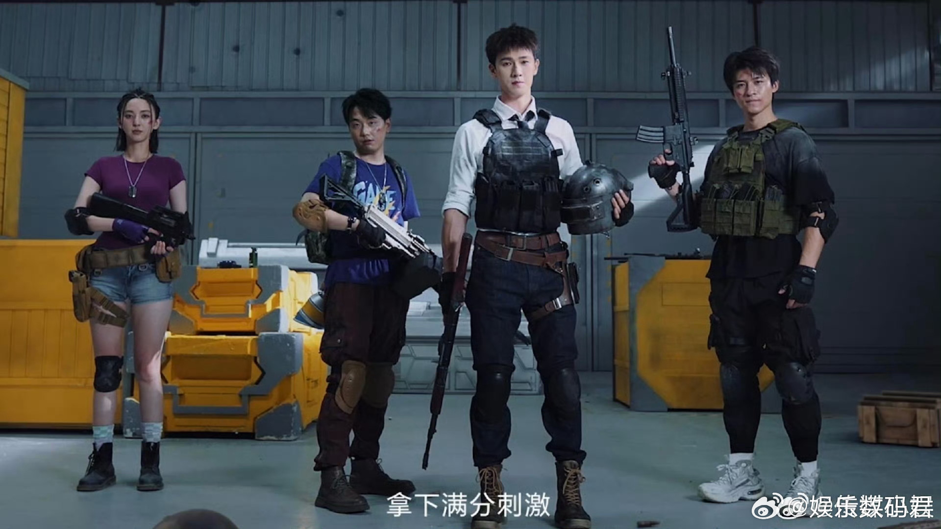 李昀锐喊开炮把自己逗笑李昀锐创乐园舰长look 舰长服加身的李昀锐眼神干净又坚定