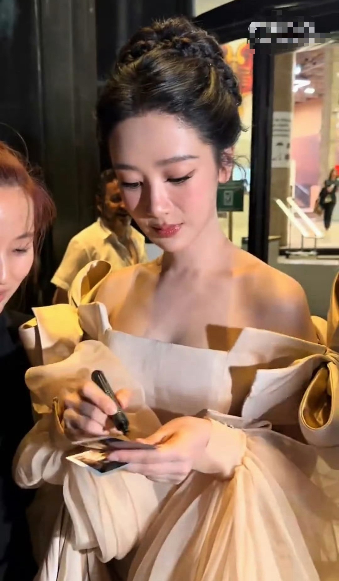 杨紫皮肤 以为开了磨皮看到路人拍的杨紫皮肤状态是好啊！之前《家业》滤镜争议不攻自