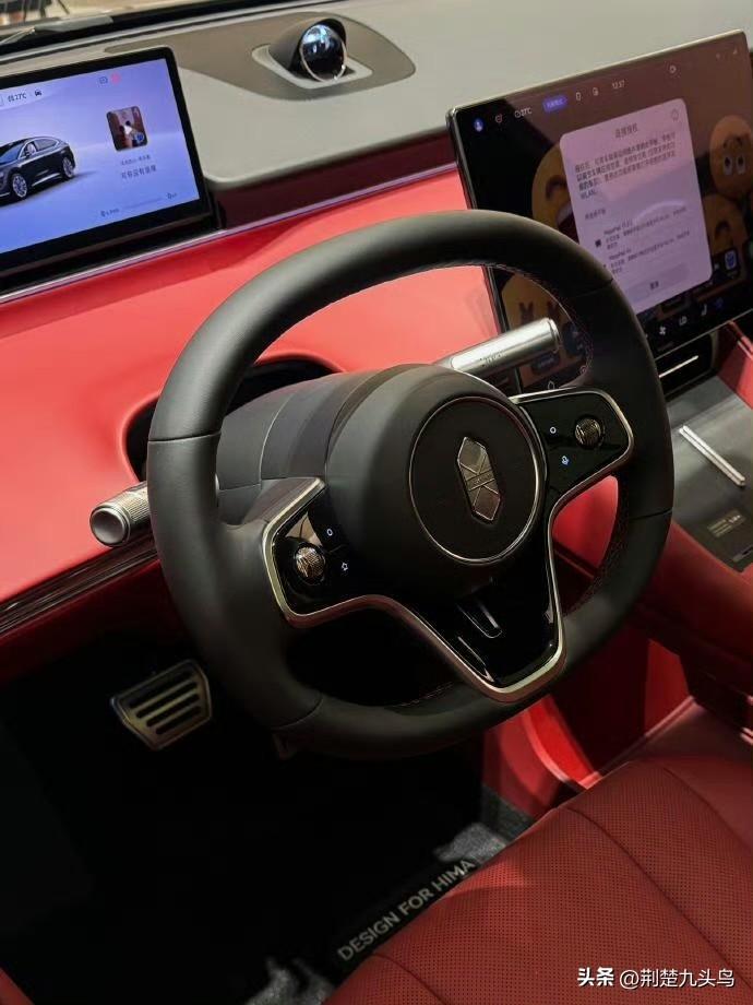 智界R7黑武士🚘
1️⃣外观：前脸封闭式格栅、两侧的通风口以及所有原本的镀铬饰